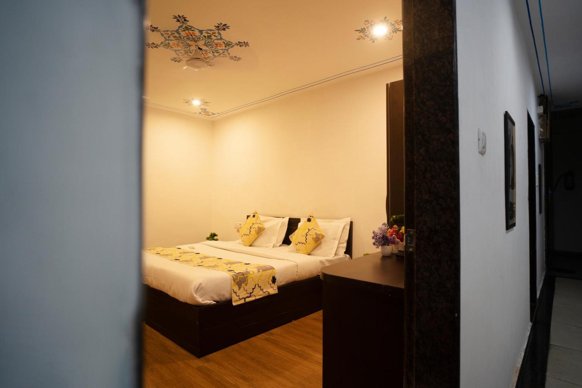 Tripli Hotels Arunoday Palace Ουνταϊπούρ Εξωτερικό φωτογραφία