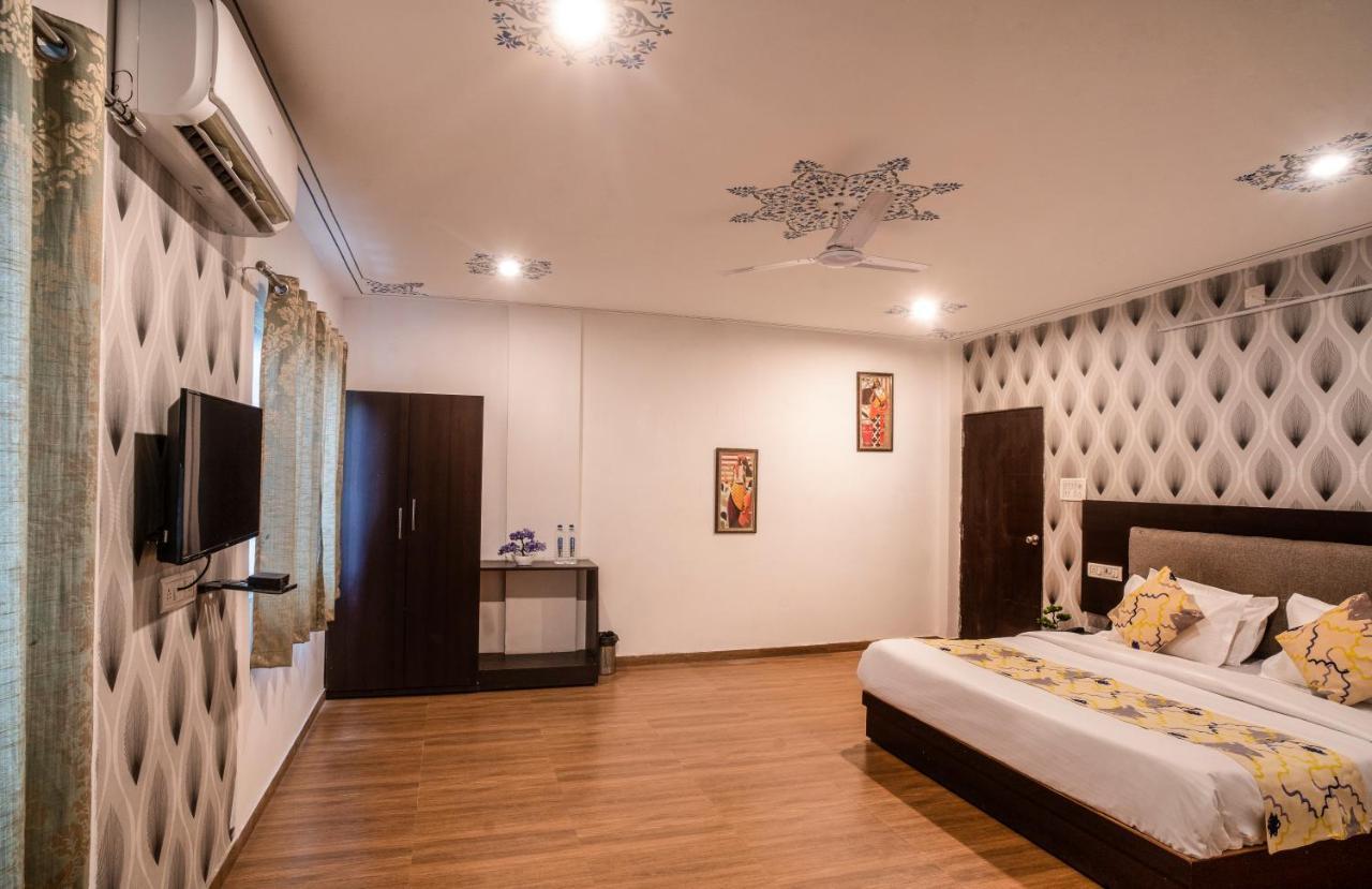 Tripli Hotels Arunoday Palace Ουνταϊπούρ Εξωτερικό φωτογραφία