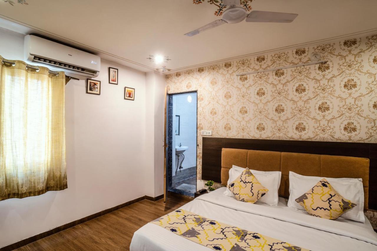 Tripli Hotels Arunoday Palace Ουνταϊπούρ Εξωτερικό φωτογραφία