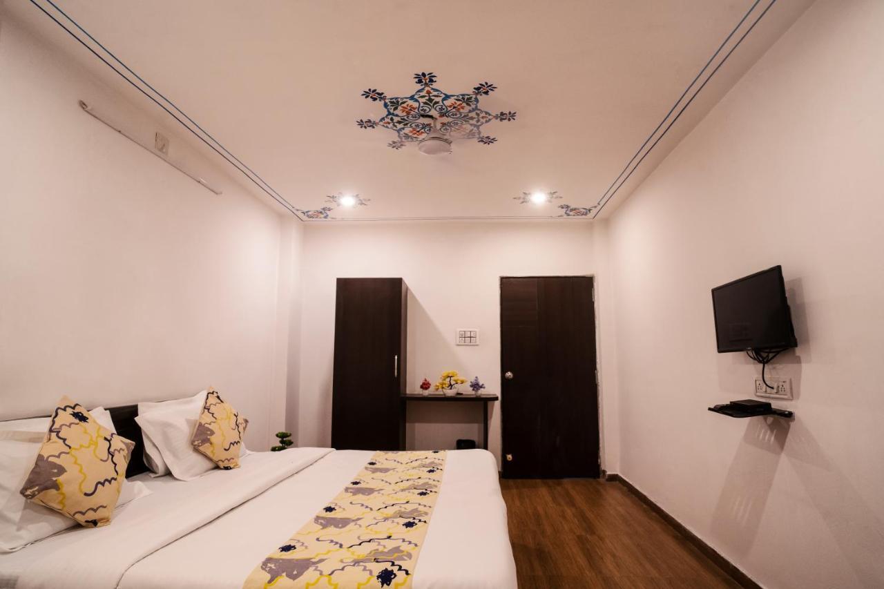 Tripli Hotels Arunoday Palace Ουνταϊπούρ Εξωτερικό φωτογραφία