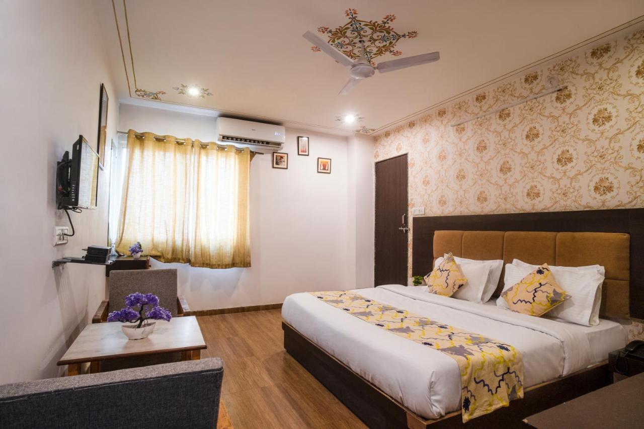 Tripli Hotels Arunoday Palace Ουνταϊπούρ Εξωτερικό φωτογραφία