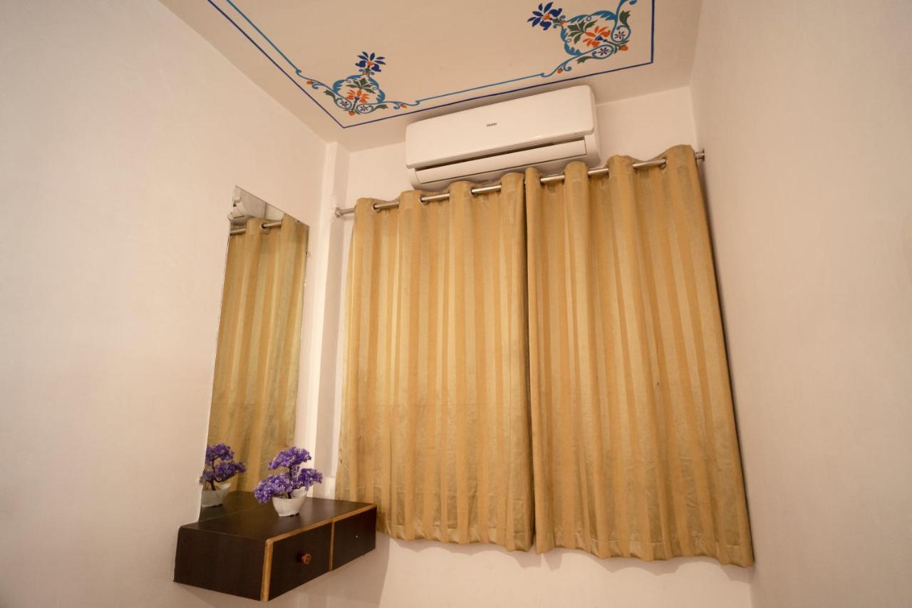 Tripli Hotels Arunoday Palace Ουνταϊπούρ Εξωτερικό φωτογραφία