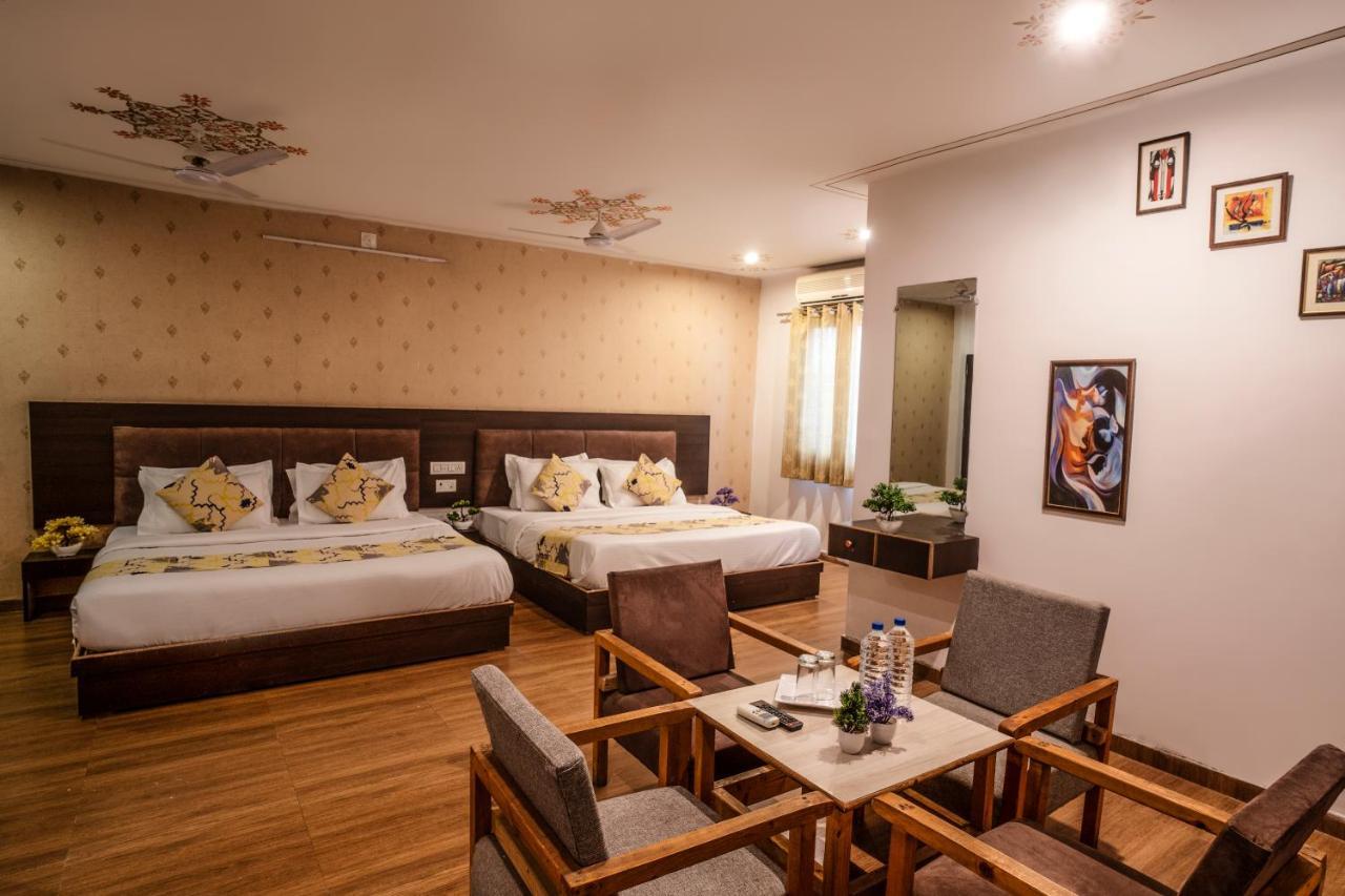 Tripli Hotels Arunoday Palace Ουνταϊπούρ Εξωτερικό φωτογραφία