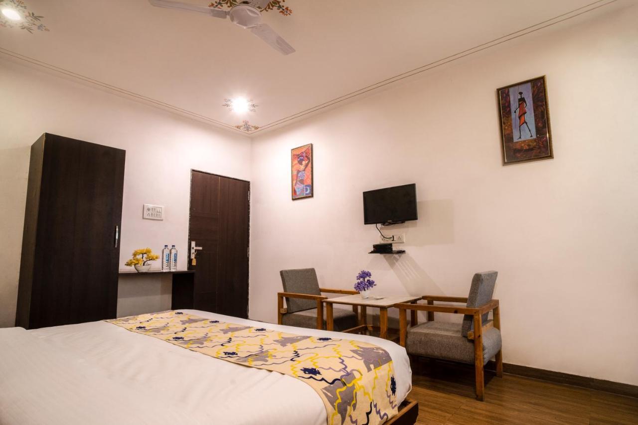 Tripli Hotels Arunoday Palace Ουνταϊπούρ Εξωτερικό φωτογραφία